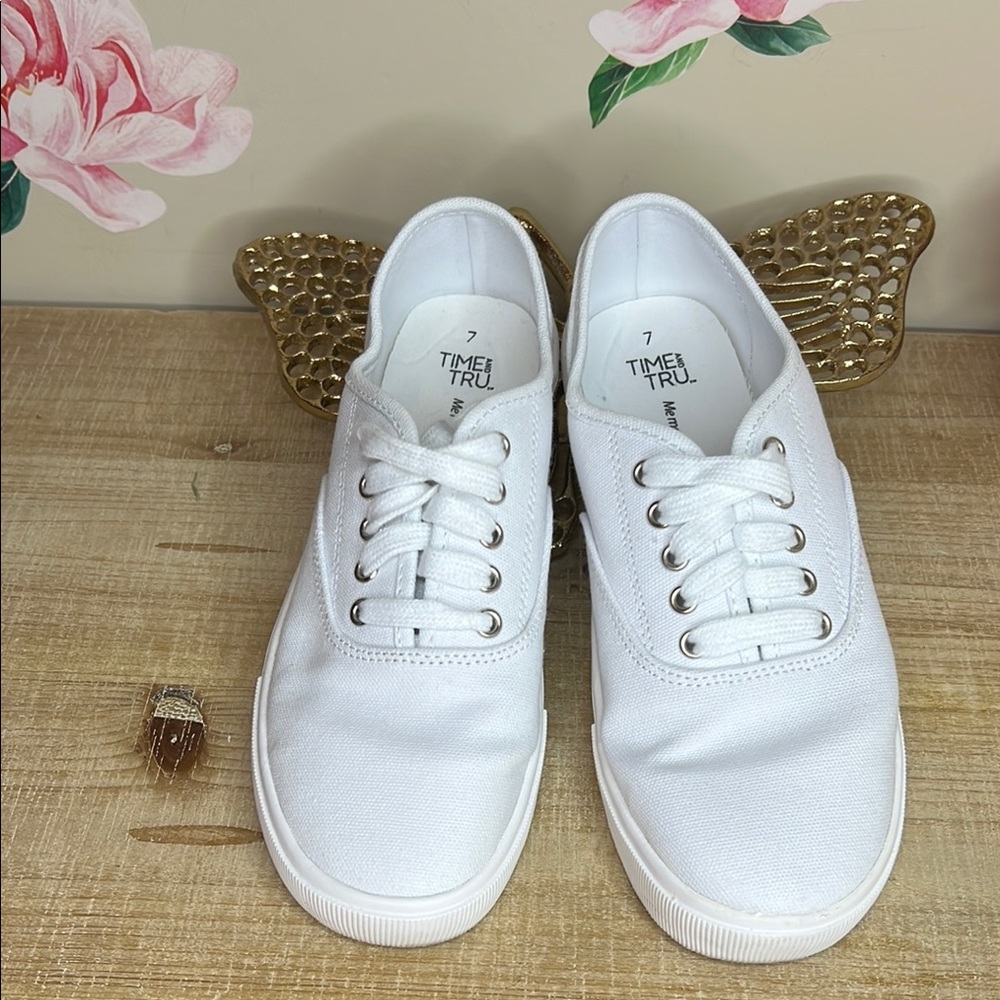 Time and Tru White Canvas Sneakers Low-Top Design. 1-30
